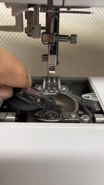 Регулировка натяжения нити шпульки в швейных машинах