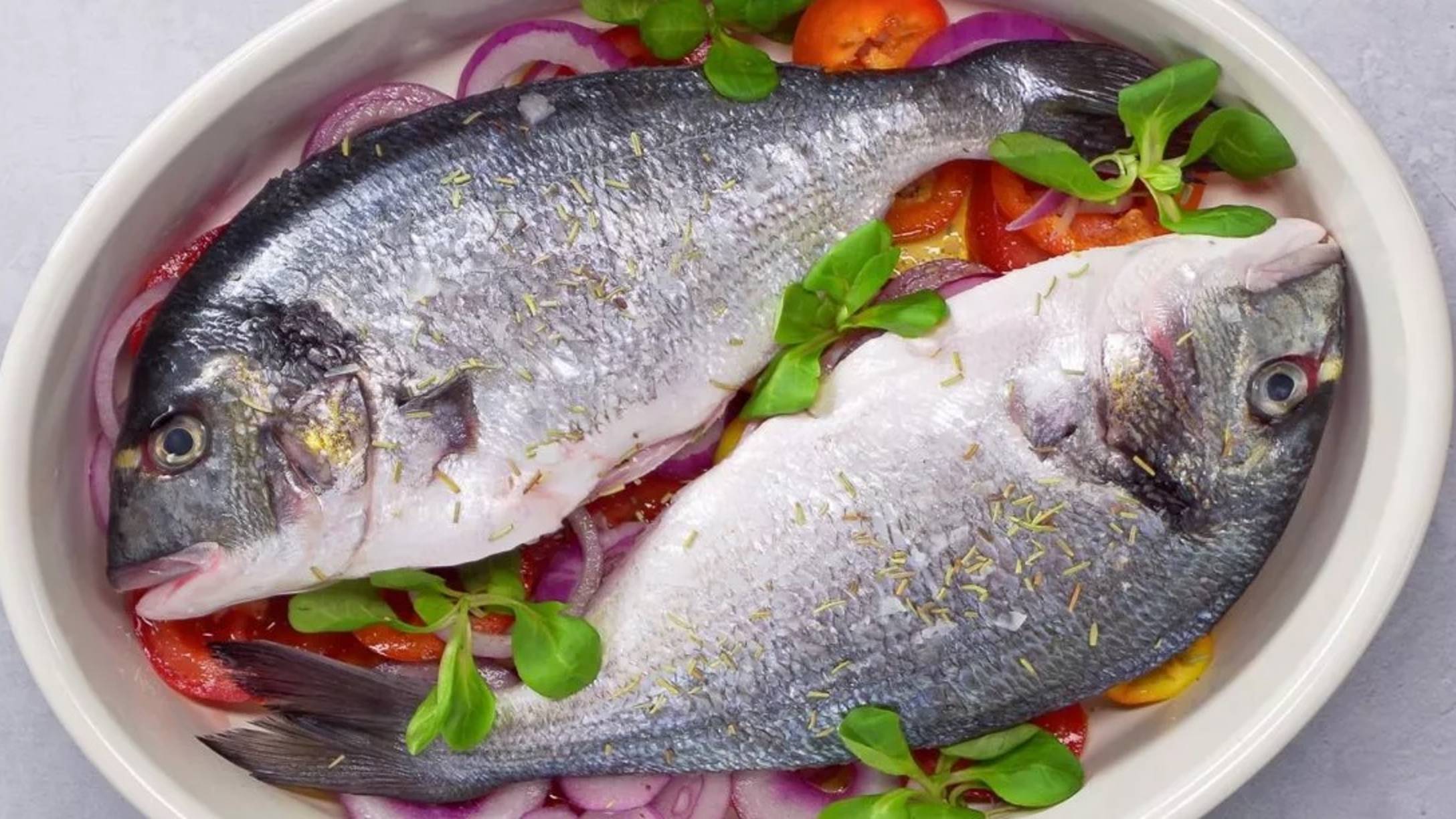 РЫБА В ДУХОВКЕ ЗА 30 МИНУТ. Легкий, вкусный и полезный ужин – ДОРАДО В ДУХОВКЕ С ОВОЩАМИ РЕЦЕПТ. смотреть онлайн