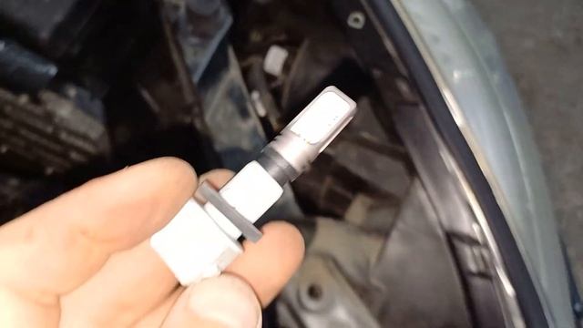 Замена ламп в передних фарах Toyota Rav 4.Какие лампы стоят смотреть онлайн