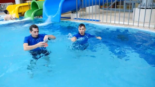 Человек Огонь спасает Аквапарк! - Бен 10 игры битвы онлайн. Супергерои видео шоу для детей Акватим смотреть онлайн