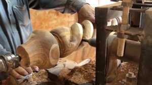 Иран. Изготовление резной вешалки из массива дерева.