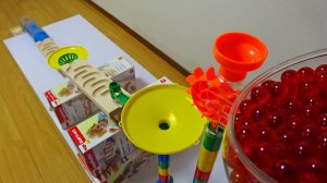 ШАРИКИ КАТАЮТСЯ С ГОРКИ ВИДЕО ДЛЯ ДЕТЕЙ ЗАЛИПАТЕЛЬНОЕ ВИДЕО ДЕТСКИЙ КАНАЛ ИГРАЛКИ-ЗАЛИПАЛКИ