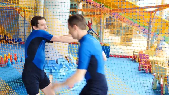 Машинки и Роботы Трансформеры в Аквапарке - Мегатрон против Акватим! - Смешные видео игры битвы смотреть онлайн