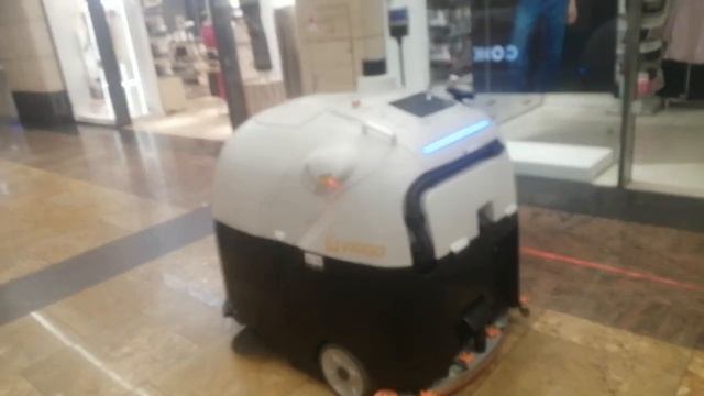 РОБОТ ПЫЛЕСОС в ТОРГОВОМ Центре смотреть онлайн
