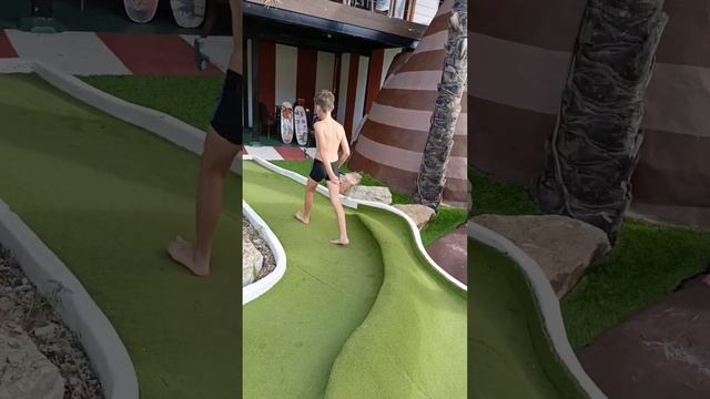 Аквапарк Columbia Pictures Паттайя! смотреть онлайн