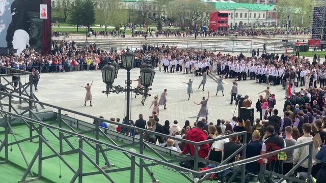 Вальс Победы-2025. Екатеринбург. Плотинка. 9 мая 2025 года. смотреть онлайн
