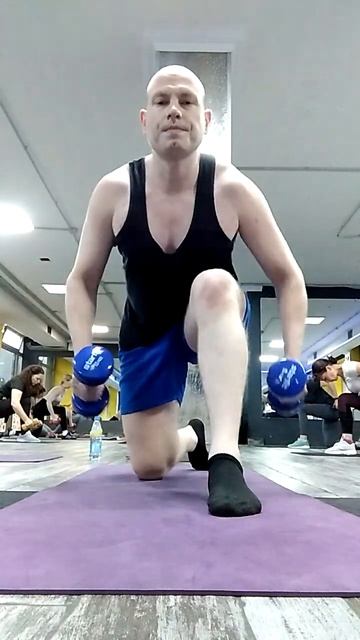 Тяга гантелей в наклоне к поясу. Тяга #sports #sport #fitness #cardio смотреть онлайн