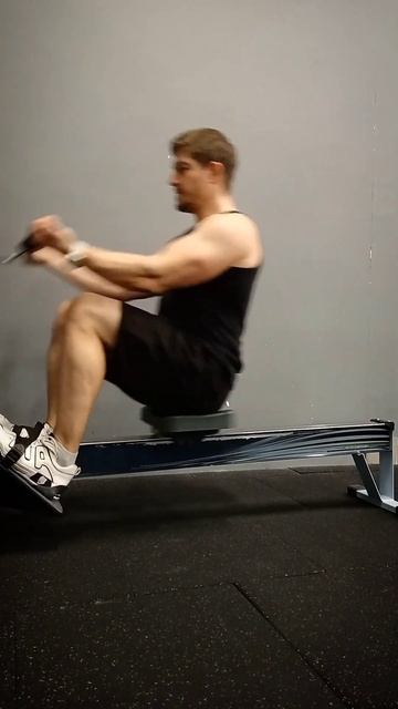 Тренажер гребля. Вправа на біцепси #тренування смотреть онлайн