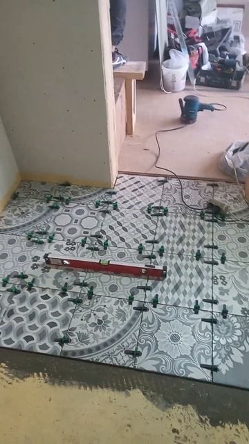 Укладываю плитку в санузле в каркасном доме