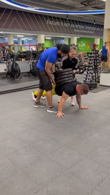 Отжимания от пола с +100кг😱 #pushups #workout #crazy смотреть онлайн