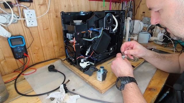 Пришла весна, приехали на дачу, а там кофемашина потек? смотреть онлайн