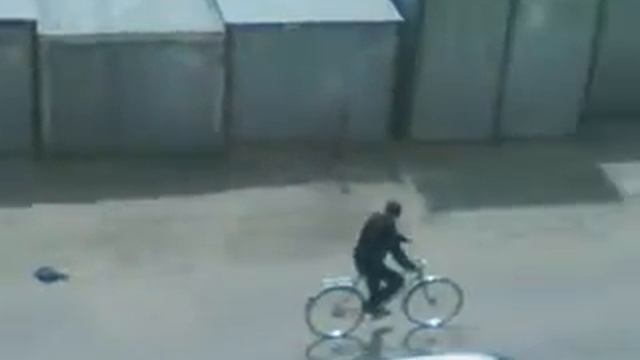 Прикол люди и сумка с мусором смотреть онлайн