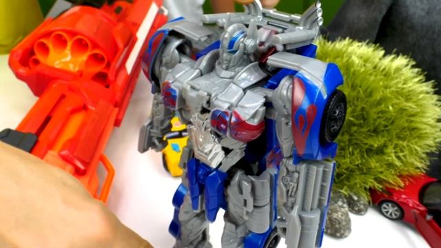 Роботы Трансформеры – Сражения Оптимуса Прайма и Мегатрона! – Видео игры битвы с БейБлэйд Бёрст смотреть онлайн