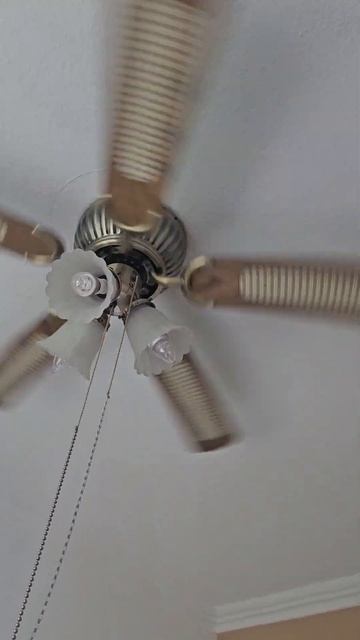 Люстра-вентилятор из 90х 🤣 смотреть онлайн