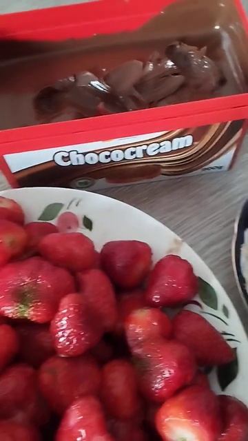 Ели клубнику...🍓🍓 смотреть онлайн