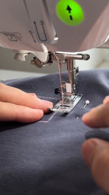 Разбавила обычную футболку декором #шью #шьюсама #швей смотреть онлайн