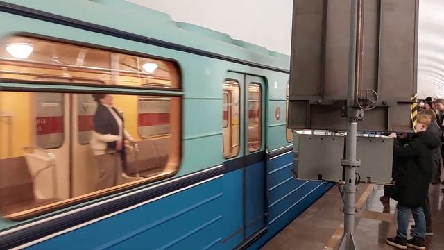 Электропоезд ЕМА/Е/ЕМХ отправляется со станции метро ? смотреть онлайн