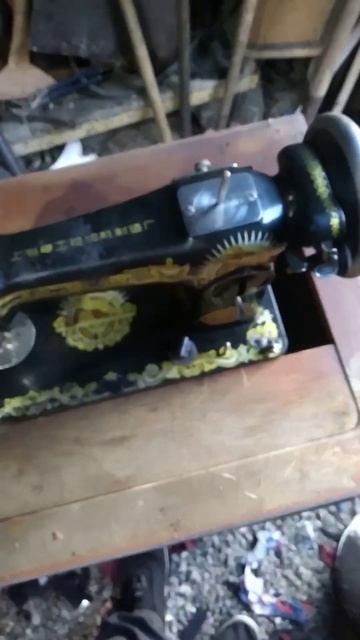 Раритетная китайская ножная машинка.