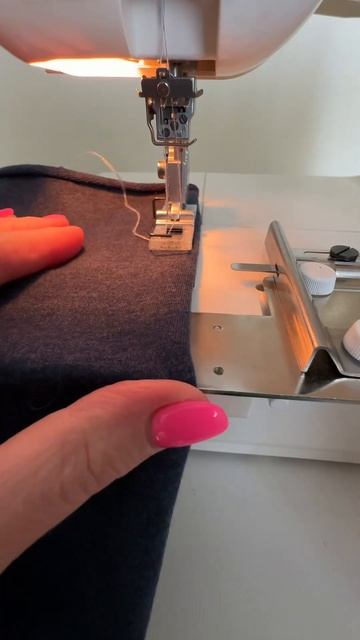 Подшиваем трикотажные изделия #sew #sewing #fashion #люблюшить