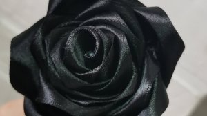 Пышная роза из атласной ленты