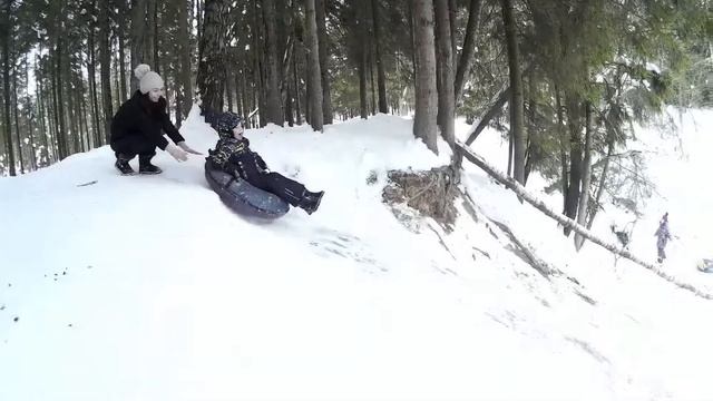 Бесстрашный Арсений! Покатушки на плюшке/выбрались в лес/запускаем Арсения с горки смотреть онлайн