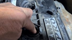 причина попадания воды в свечной колодец.