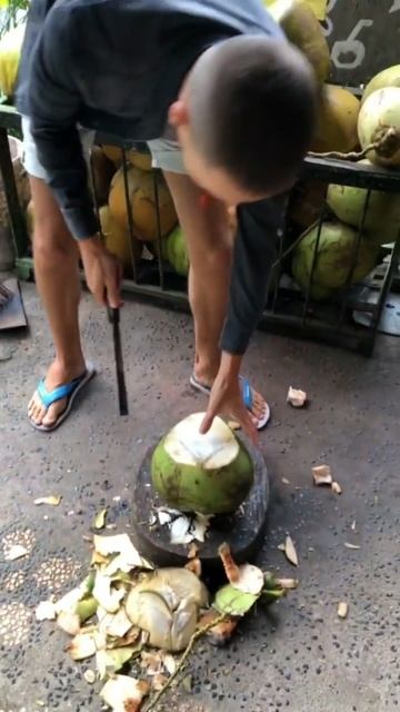 Бали. Как правильно открывать кокос #shorts смотреть онлайн