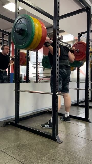 Неделя до соревнований. Снижаю тренировочный вес. 150*3*3 смотреть онлайн