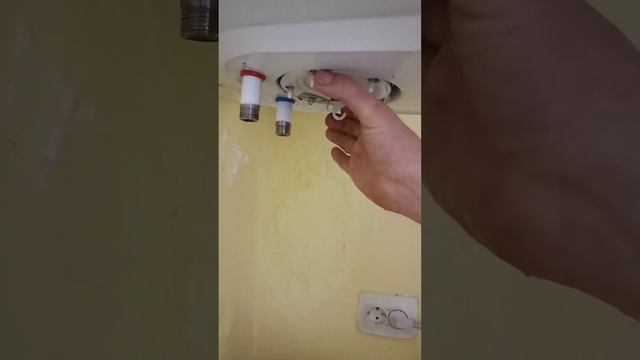 Замена тэна в Аристоне. #ремонтводонагревателя #ремон? смотреть онлайн
