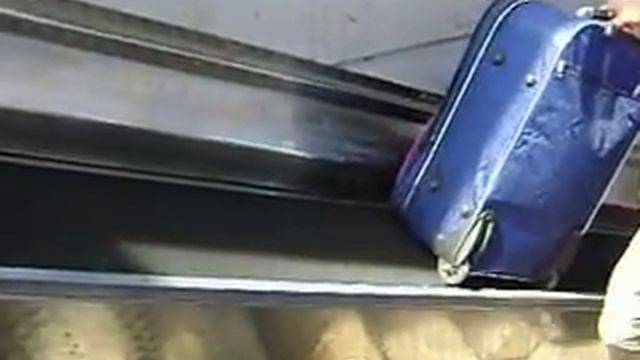 Транспортер в подземном переходе.