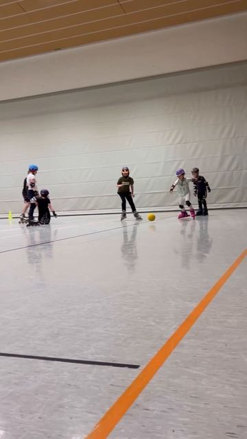 Ева на занятиях Inlineskating #inlineskating #семейныйвлог