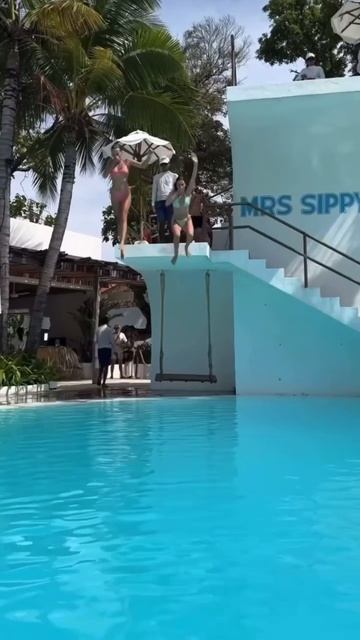 Литвин Адель купается в бассейне на Бали #shorts смотреть онлайн