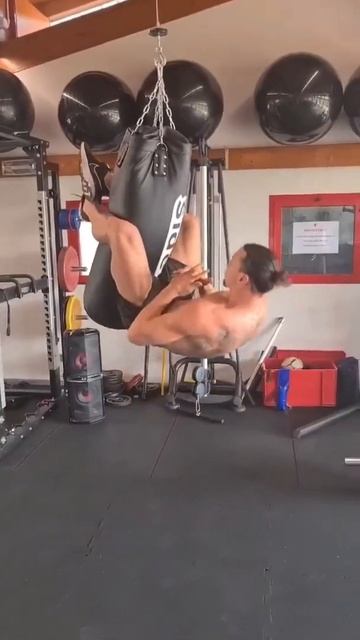 Златан Ибрагимович. В 40 лет продолжает удивлять своей смотреть онлайн