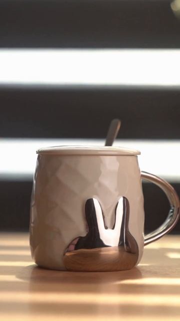 Огляд: керамічна чашка Rabbit 300 мл з кришкою та ложкою