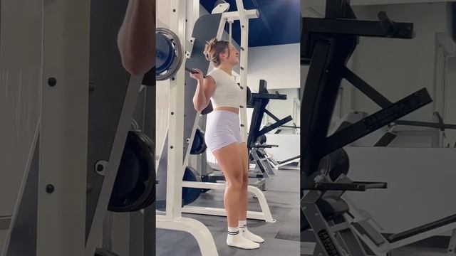 Beautiful girl on the exercise machine / Красивая девушка на тренажере смотреть онлайн