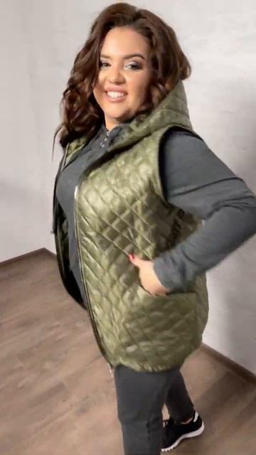 Крутая жилетка из простёганной плащовки, спортивного стиля, с капюшоном хаки смотреть онлайн