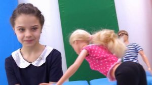 Кен и Барби катаются на коньках. Смешное видео с куклами.