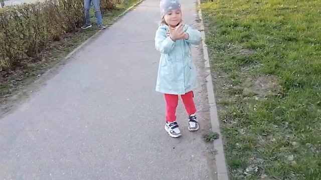 Модель примерила серёжки берёзы смотреть онлайн