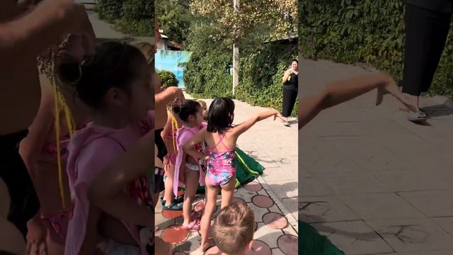 День рождения в бассейне смотреть онлайн