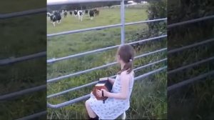 ДЕВОЧКА ИГРАЕТ НА БАЯНЕ ПРИКОЛ)))