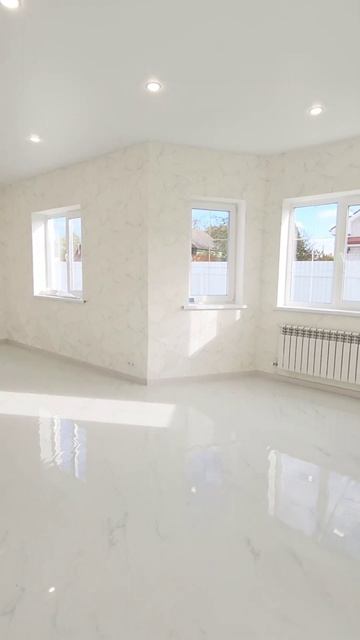 Белоснежная кухня-гостиная с выходом на солнечную вер смотреть онлайн