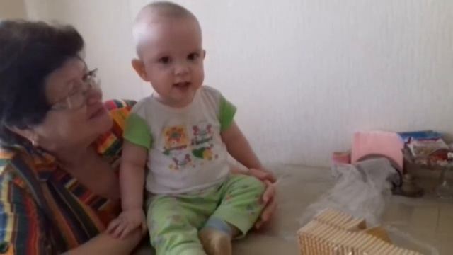 Малыш ест печеньки и играет с бабушкой и кречит на кам смотреть онлайн