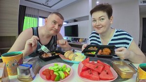 Мукбанг ОБЛЕНИЛАСЬ в Таиланде! Не хочу готовить и РАБОТАТЬ! РАЗДОЛЬЕ Вовану! Семейный обед в Паттайе