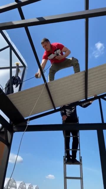 Первый лист стартуем крышу #кубанамаркет #производств смотреть онлайн