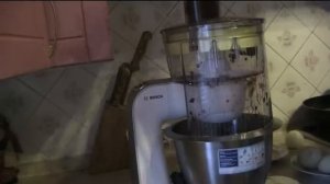 Bosch MUM 54251 с насадкой кубик .avi