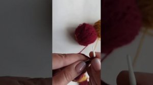 Вязание полосок разного цвета поворотными рядами без отрыва нити.