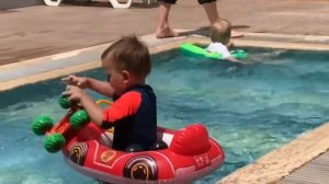 Дети купаются в бассейне. Турция. Анталия июль 2020