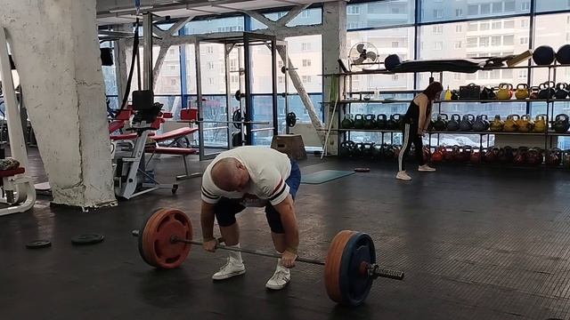 11.02.2025 г. Тяга 165 кг на 3 раза. 63 года , вес 108.6 кг. смотреть онлайн