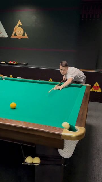 От 3 бортов в угол напарнику🫡 #бильярд #billiards #трюки #уп смотреть онлайн
