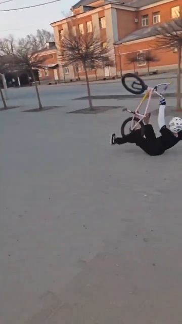 Че за суета жи есть #bmx #суета #падение #травмы #bmxlife #трю? смотреть онлайн